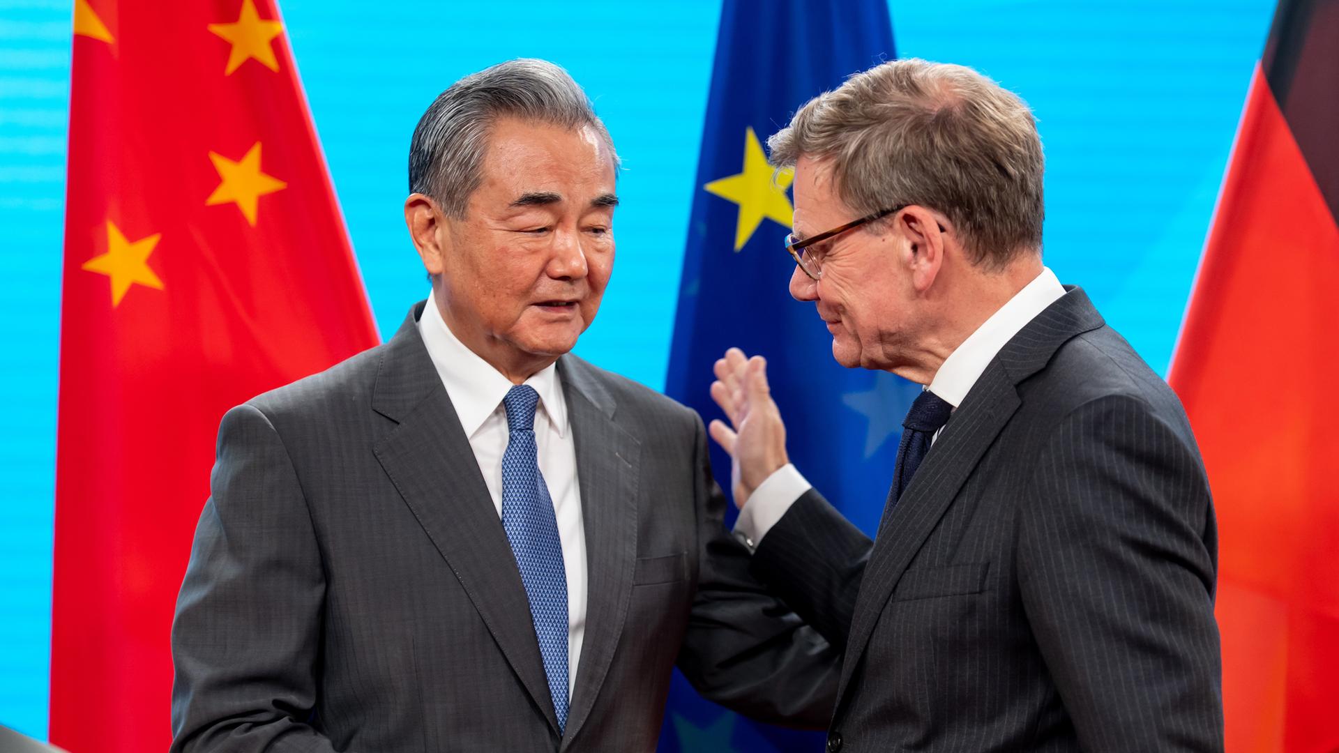 Wang Yi und Johann Wadephul