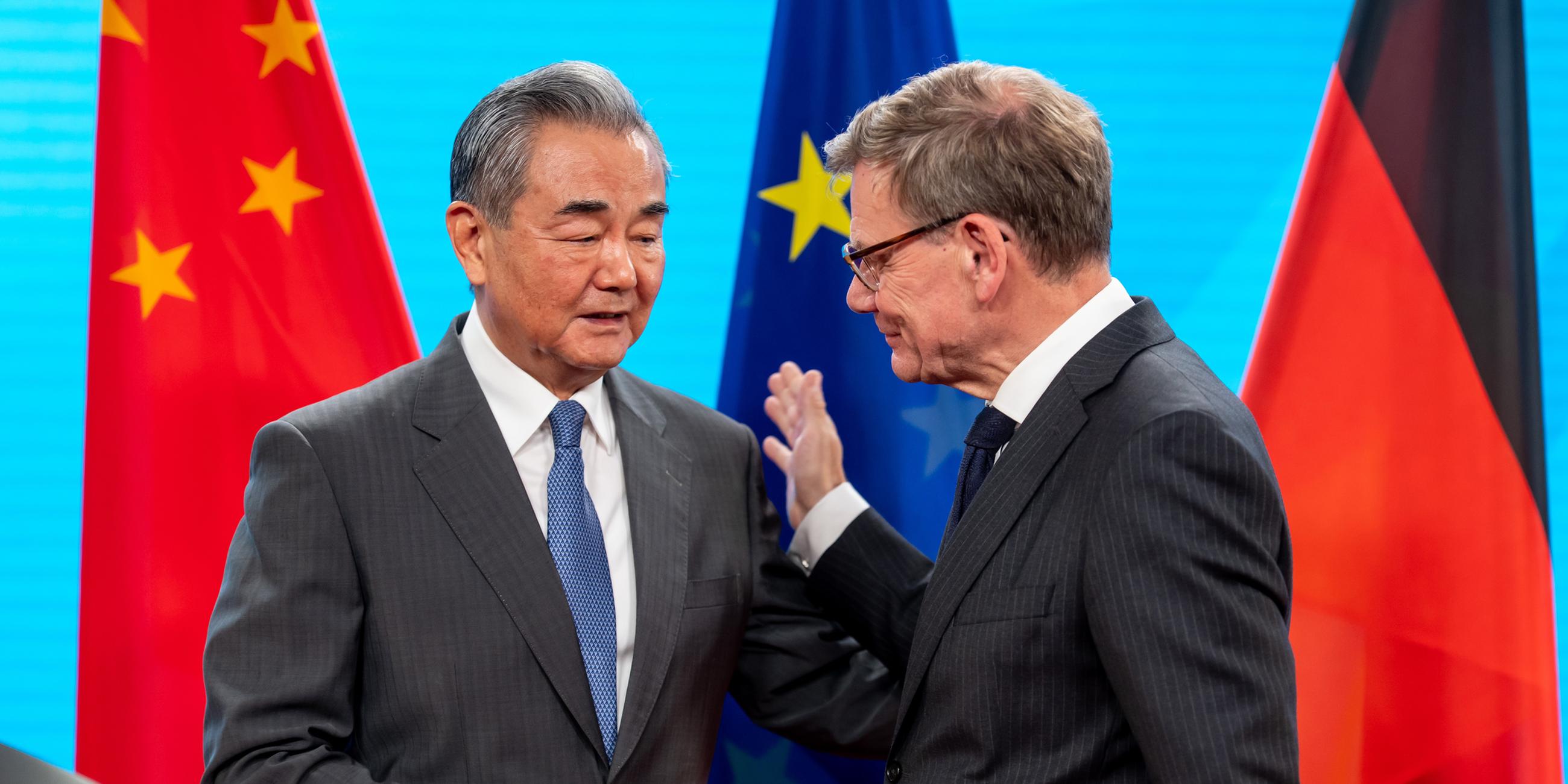Wang Yi und Johann Wadephul