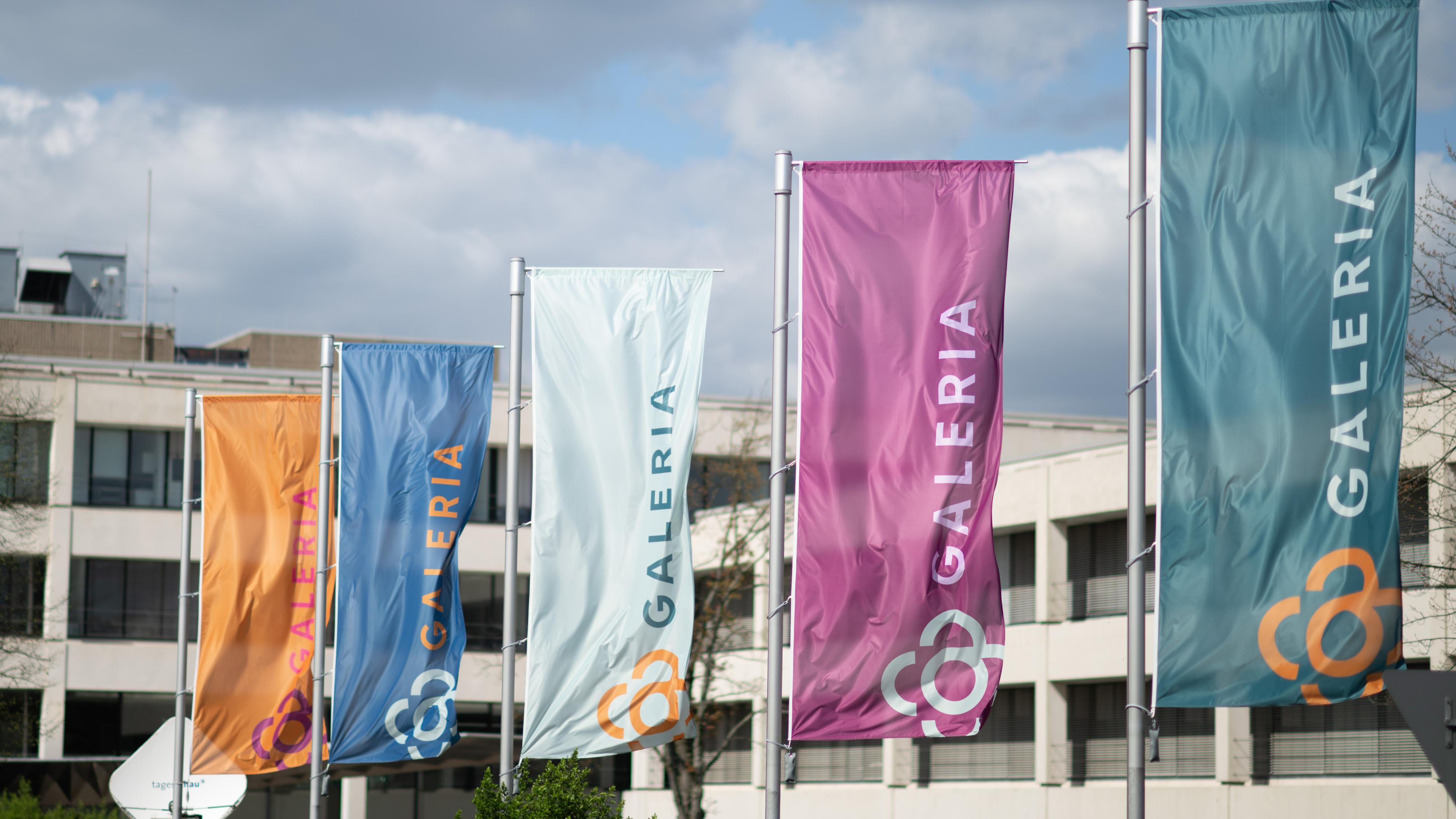 Nordrhein-Westfalen, Essen: Fahnen vor der Firmenzentrale von Galeria Karstadt Kaufhof in Essen.