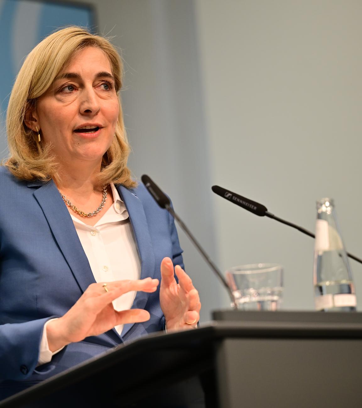 Bundesgesundheitsministerin Nina Warken (CDU) spricht während einer Pressekonferenz zur geplanten Finanzreform für die gesetzliche Krankenkasse.