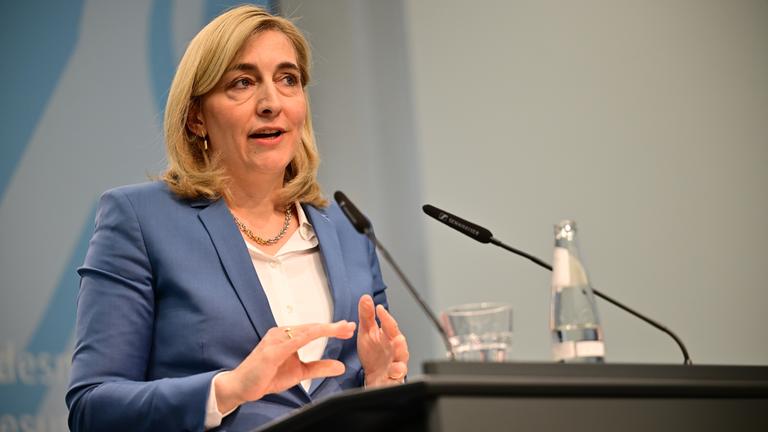 Bundesgesundheitsministerin Nina Warken (CDU) spricht während einer Pressekonferenz zur geplanten Finanzreform für die gesetzliche Krankenkasse.