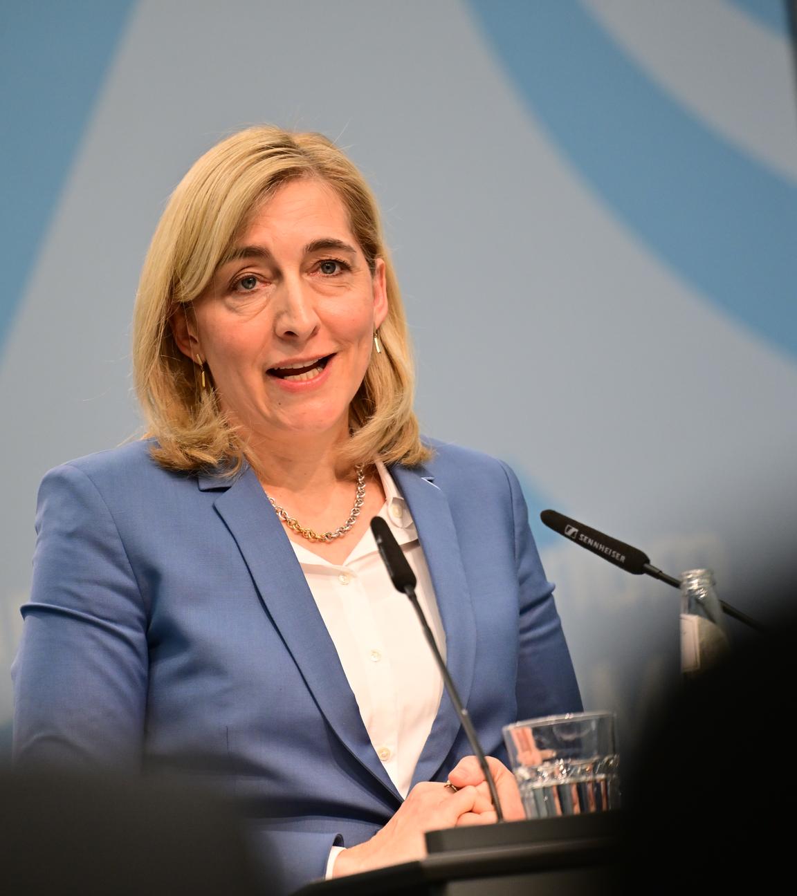 Bundesgesundheitsministerin Warken (CDU) spricht während einer Pressekonferenz zu den geplanten Reformmaßnahmen für die gesetzliche Krankenkasse.