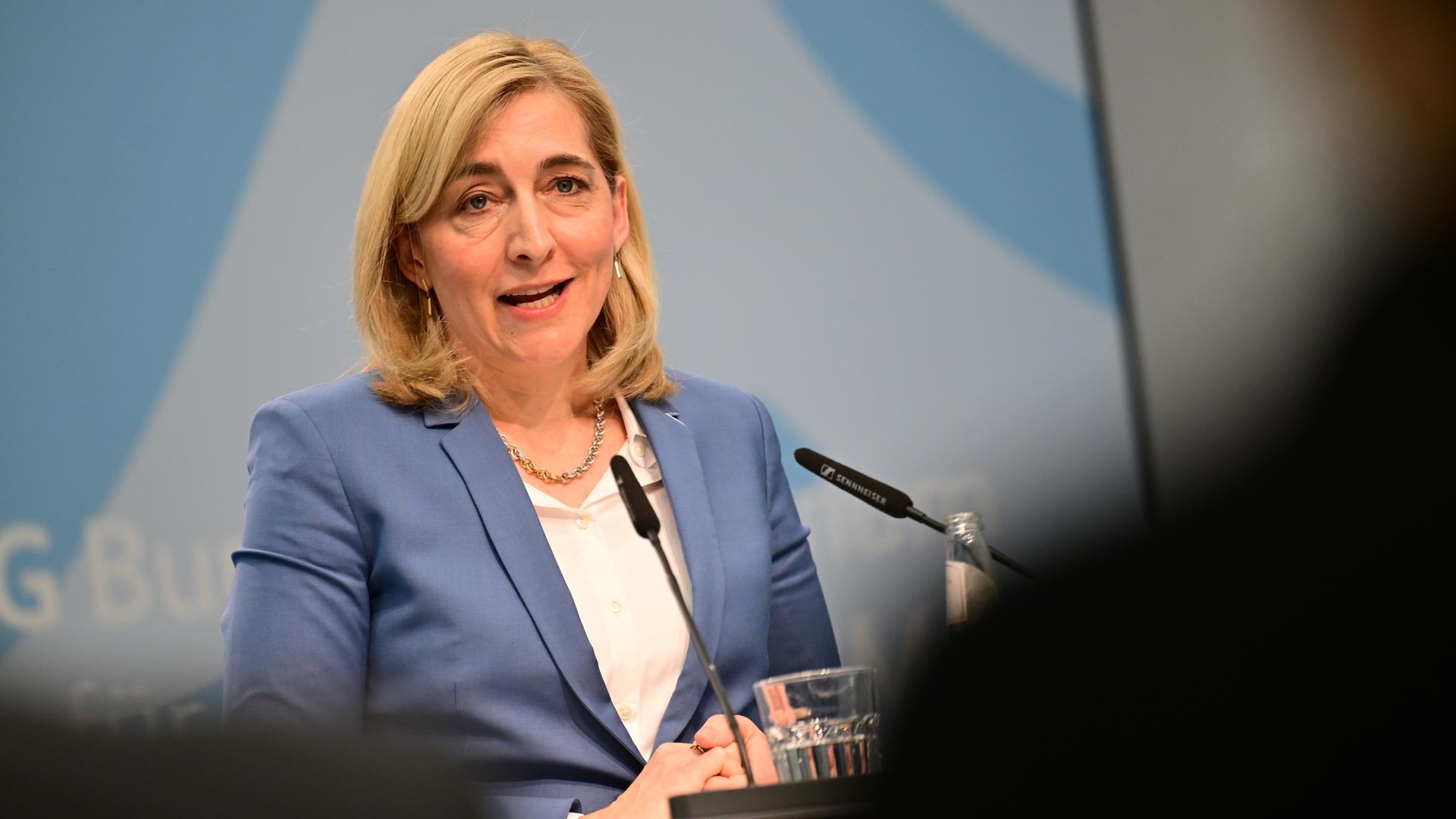 Bundesgesundheitsministerin Warken (CDU) spricht während einer Pressekonferenz zu den geplanten Reformmaßnahmen für die gesetzliche Krankenkasse.