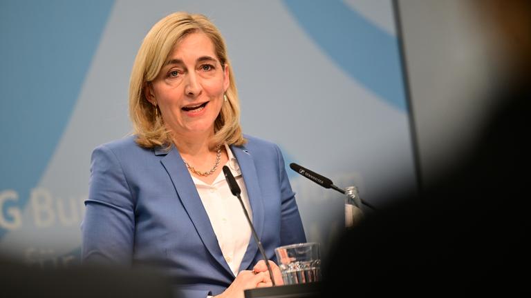 Bundesgesundheitsministerin Warken (CDU) spricht während einer Pressekonferenz zu den geplanten Reformmaßnahmen für die gesetzliche Krankenkasse.