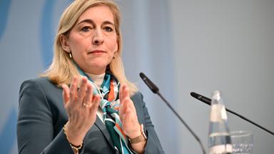 Mit der Pflegereform will Bundesgesundheitsministern Nina Warken die drohende Milliardenlücke der Pflegekassen schließen.