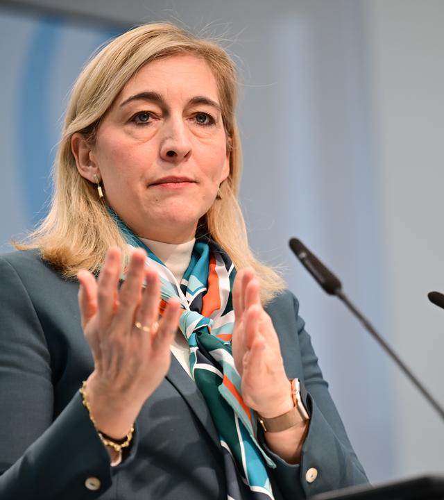Mit der Pflegereform will Bundesgesundheitsministern Nina Warken die drohende Milliardenlücke der Pflegekassen schließen.
