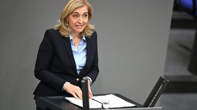 Bundesgesundheitsministerin Warken spricht im Bundestag zu den geplanten Maßnahmen für die Krankenkassenreform.