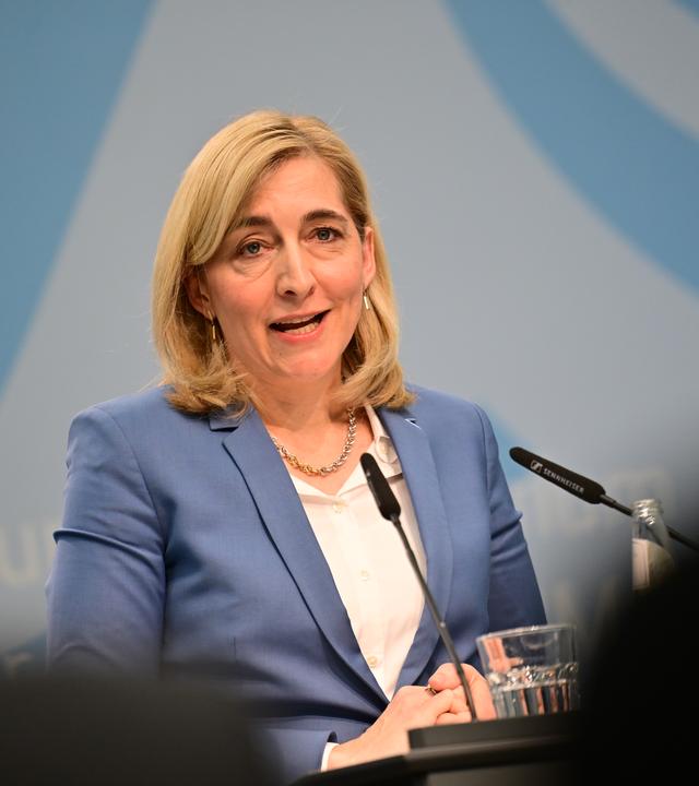 Nina Warken (CDU), Bundesministerin für Gesundheit, spricht während einer Pressekonferenz zur geplanten Finanzreform für die gesetzliche Krankenkasse (GKV).