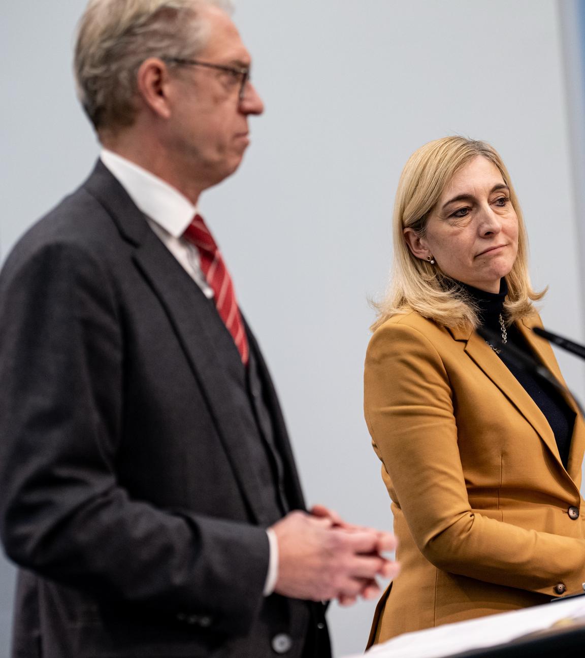 Berlin: Andreas Gassen (l-r), Chef der Kassenärztlichen Bundesvereinigung, Nina Warken (CDU), Bundesministerin für Gesundheit, und Stefanie Stoff-Ahnis, stellvertretende Vorstandsvorsitzende des GKV-Spitzenverband, nehmen an einer Pressekonferenz zu Plänen für ein Primärarztsystem teil.