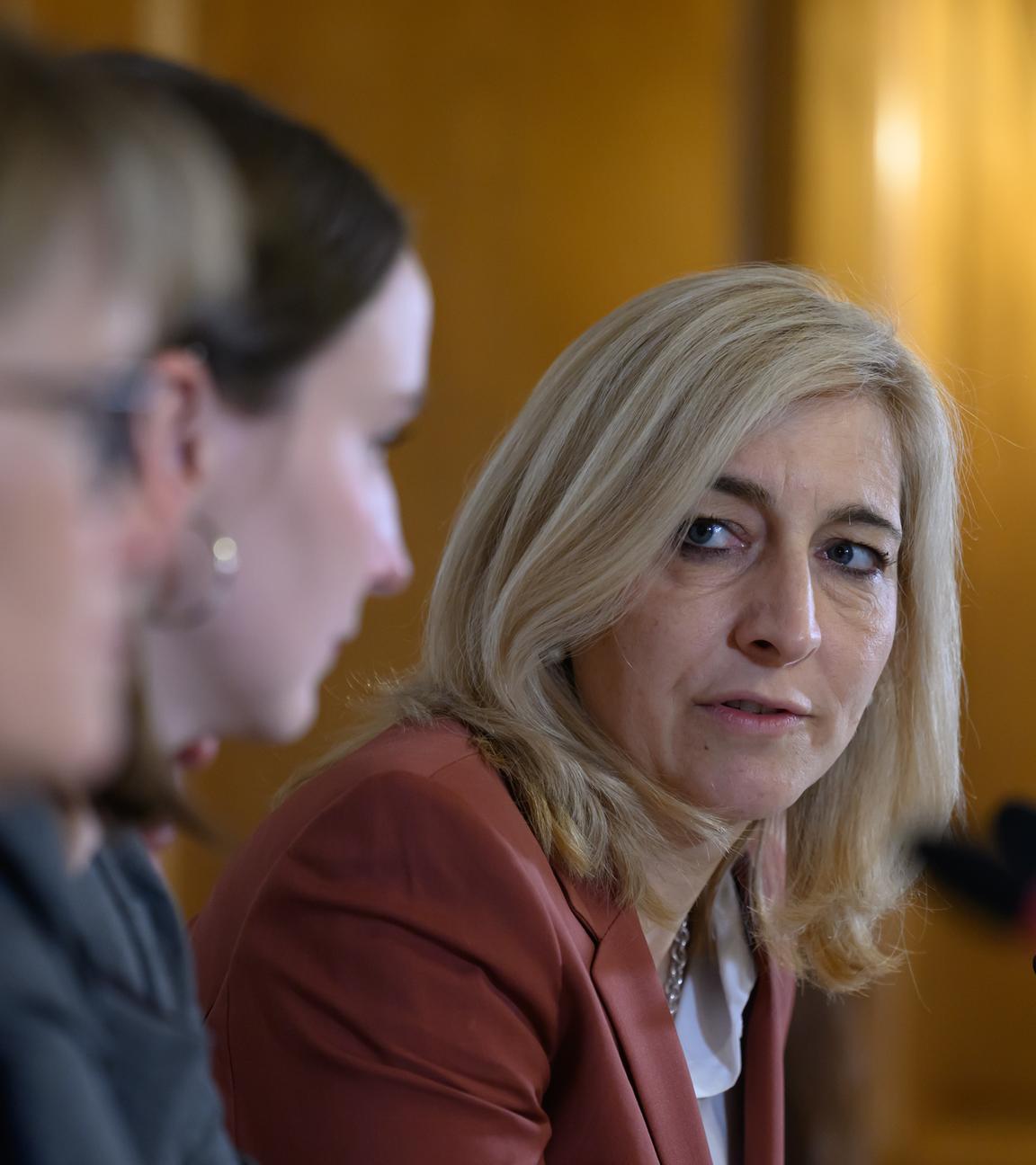  Nina Warken (CDU, r), Bundesgesundheitsministerin, spricht zum Abschluss der Gesundheitsministerkonferenz (GMK) auf einer Pressekonferenz. 