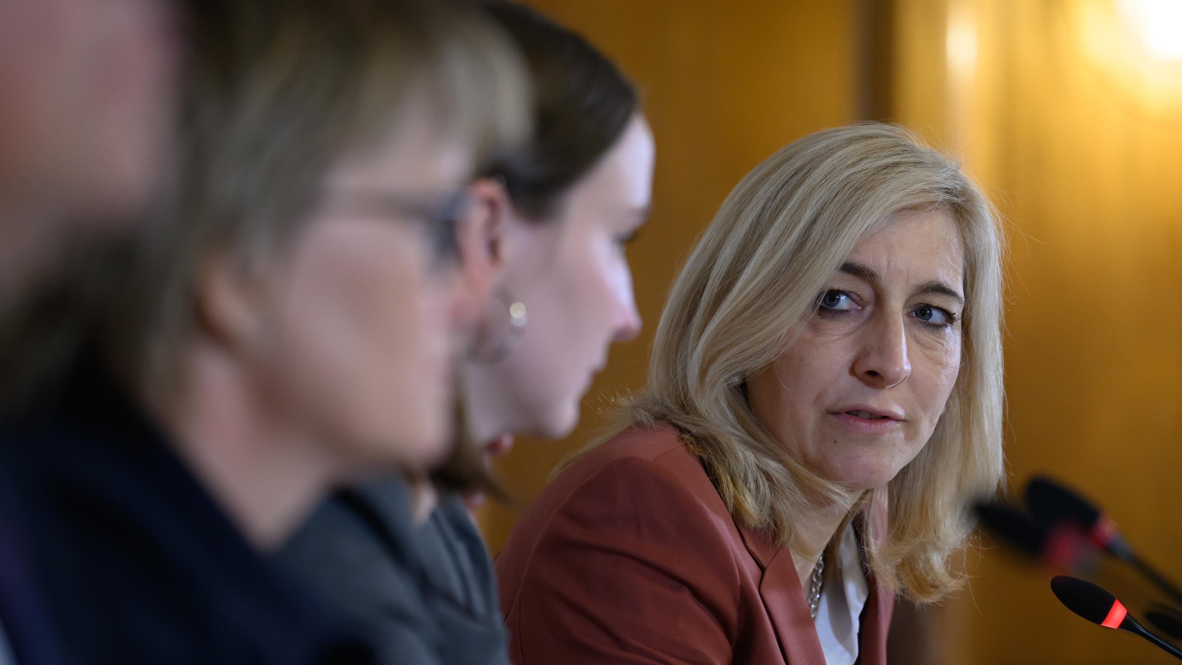  Nina Warken (CDU, r), Bundesgesundheitsministerin, spricht zum Abschluss der Gesundheitsministerkonferenz (GMK) auf einer Pressekonferenz. 