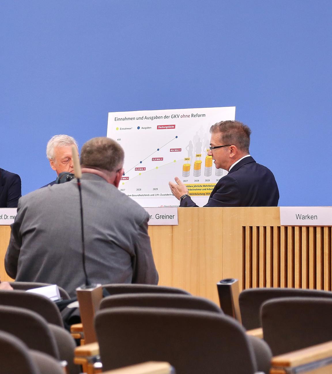 Bundespressekonferenz: Uebergabe der Empfehlungen der Finanzkommission Gesundheit zur Stabilisierung der Beitragssaetze der gesetzlichen Krankenversicherung