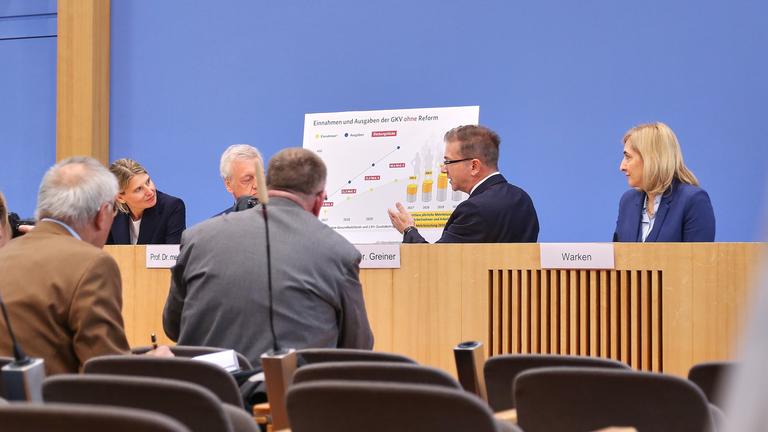 Bundespressekonferenz: Uebergabe der Empfehlungen der Finanzkommission Gesundheit zur Stabilisierung der Beitragssaetze der gesetzlichen Krankenversicherung