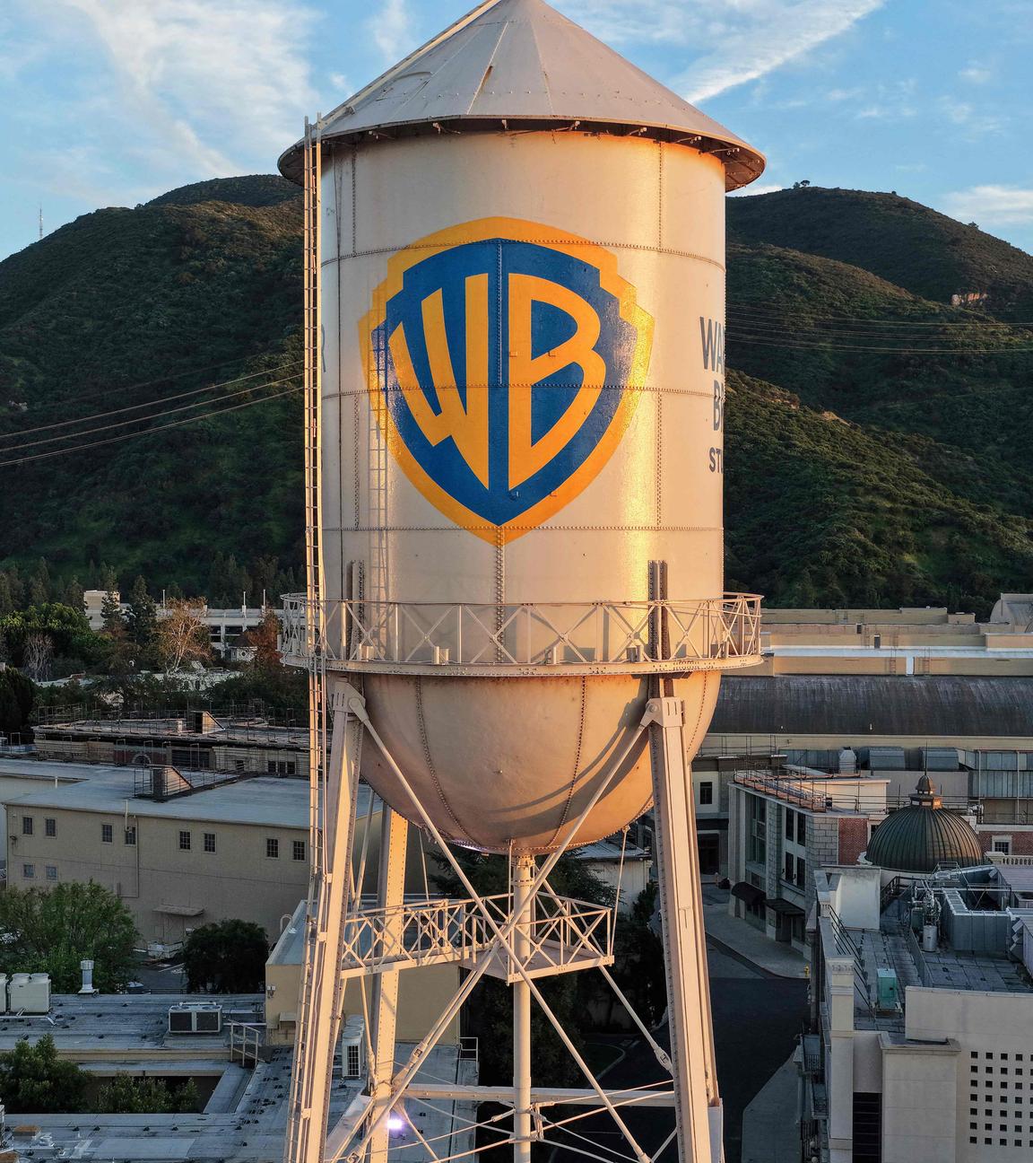 Das Warner Bros.-Logo auf dem Wasserturm des Warner Bros. Studios 