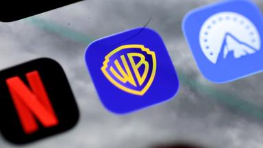 Auf einem Smartphone Bildschirm sieht man die Apps der drei Streaminganbieter Netflix, Warner Brothers und Paramount.