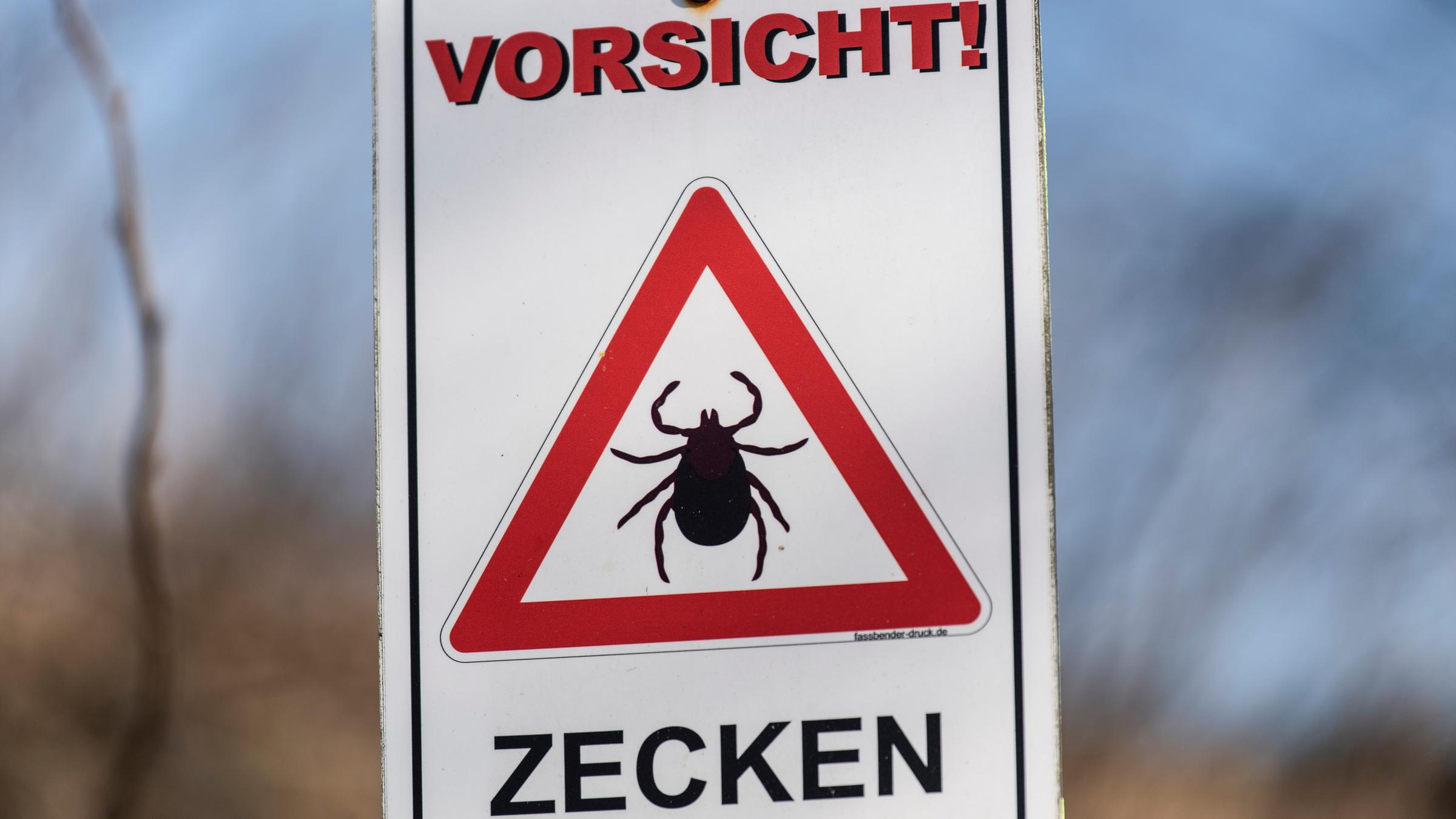 Warnschild mit der Aufschrift "Vorsicht Zecken".