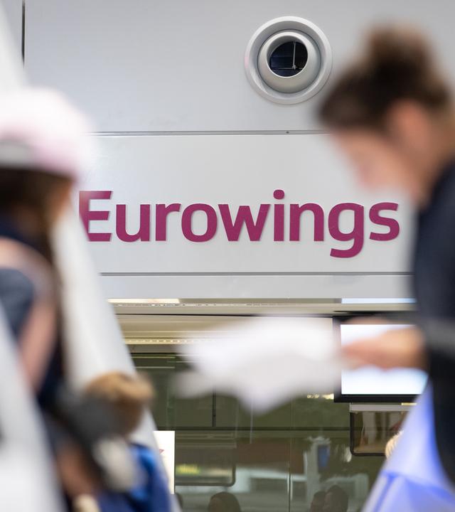 Fluggäste stehen vor dem Eurowings Check-In-Schalter am Flughafen Düsseldorf am 20.10.2019.
