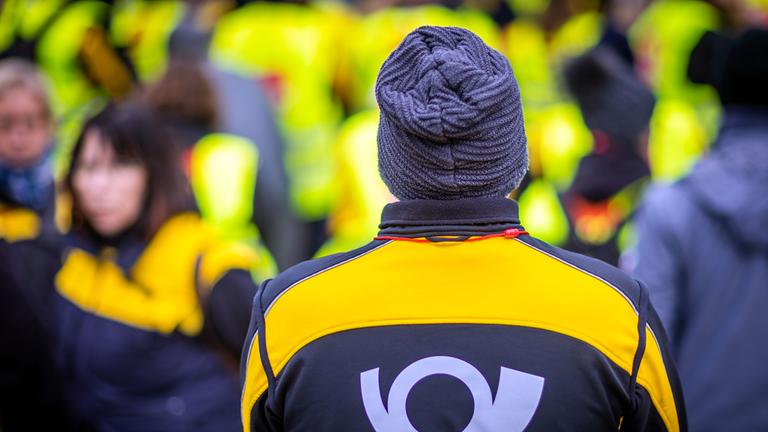 Mecklenburg-Vorpommern, Rostock: Mitarbeiter der Post beteiligen sich an einer Protestkundgebung während des bundesweiten Warnstreiks bei der Deutschen Post.