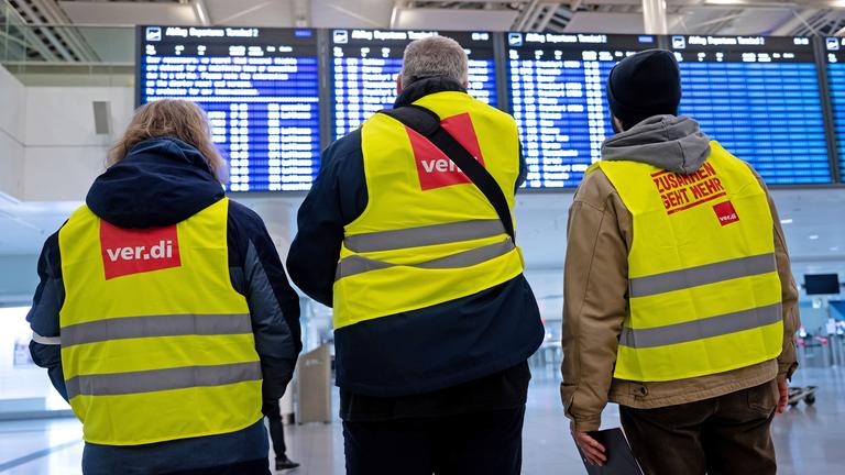 Mitarbeiter des öffentlichen Dienstes nehmen am Münchner Flughafen an einem Warnstreik teil, aufgenommen am 27.02.2025