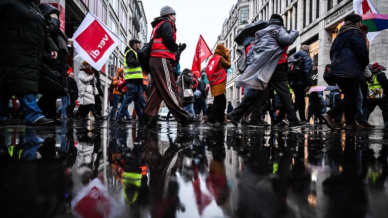 Teilnehmer zeigen Fahnen bei der Demonstration der Gewerkschaften für Beschäftigte, die unter den Tarifvertrag der Länder Berlin und Brandenburg fallen. 