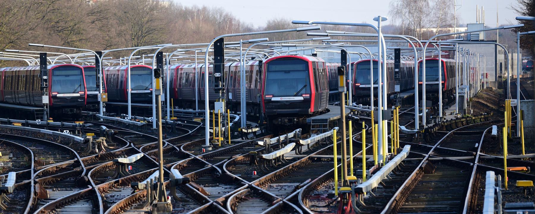 U-Bahnen stehen am Hamburger Bahnhof Farmen auf Abstellgleisen am 27.02.2026.