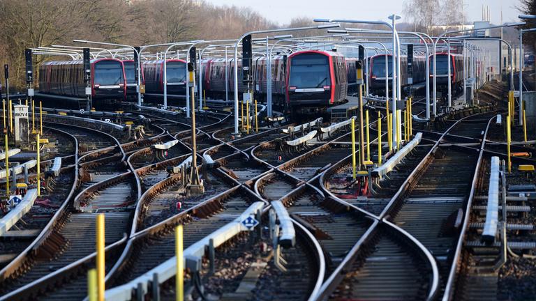 U-Bahnen stehen am Hamburger Bahnhof Farmen auf Abstellgleisen am 27.02.2026.