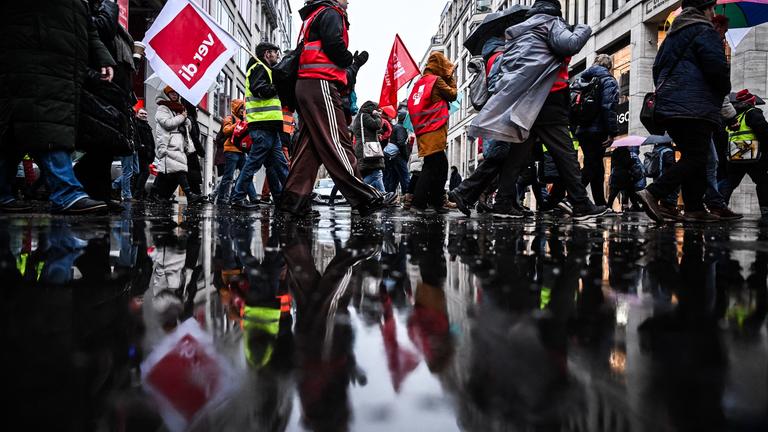 Teilnehmer zeigen Fahnen bei der Demonstration der Gewerkschaften für Beschäftigte am 14.01.2026 in Berlin, die unter den Tarifvertrag der Länder Berlin und Brandenburg fallen.