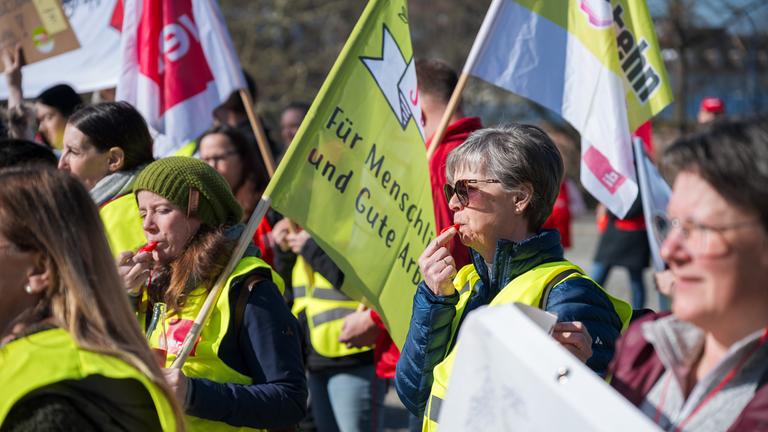 Mitarbeiter von Kliniken demonstrieren beim Warnstreik der Gewerkschaft Verdi. D