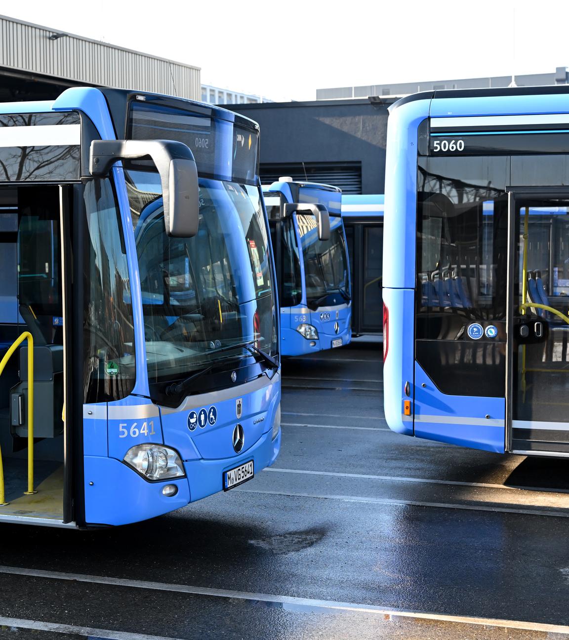 Busse der Münchner Verkehrsgesellschaft stehen im Betriebshof