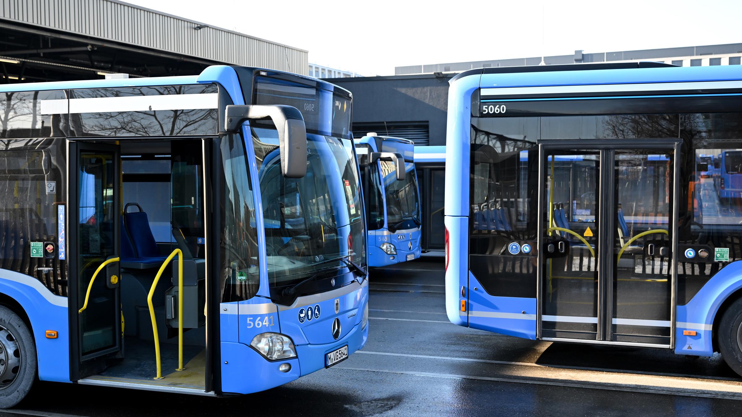 Busse der Münchner Verkehrsgesellschaft stehen im Betriebshof