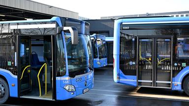 Busse der Münchner Verkehrsgesellschaft stehen im Betriebshof