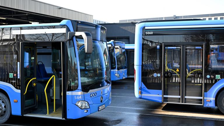 Busse der Münchner Verkehrsgesellschaft stehen im Betriebshof