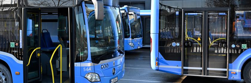 Busse der Münchner Verkehrsgesellschaft stehen im Betriebshof