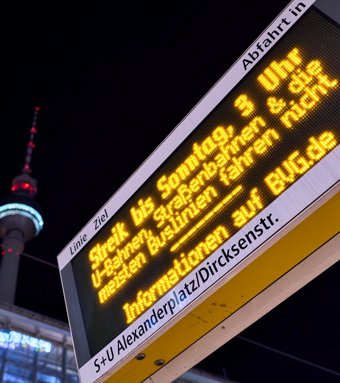 Eine Anzeigetafel an einer Tramhaltestelle am Alexanderplatz informiert über den Streik, im Hintergrund steht der Berliner Fernsehturm.