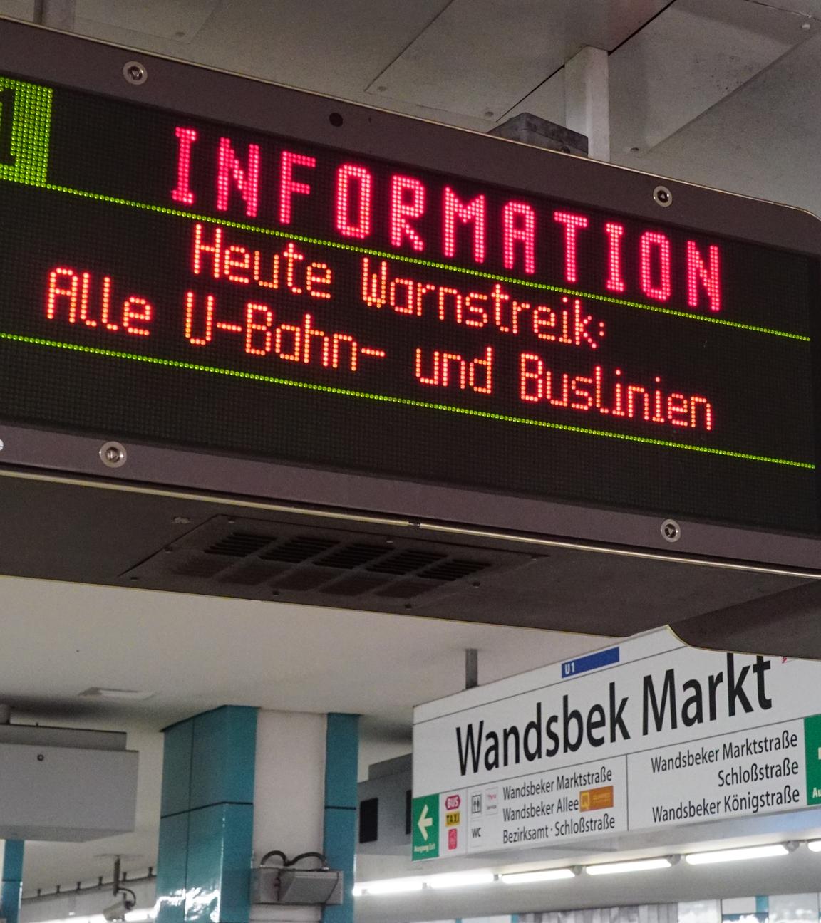 Eine Anzeigetafel in Hamburg weist auf den Ausfall aller Busse und U-Bahnen hin