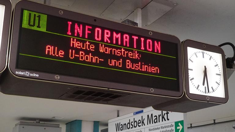 Eine Anzeigetafel in Hamburg weist auf den Ausfall aller Busse und U-Bahnen hin