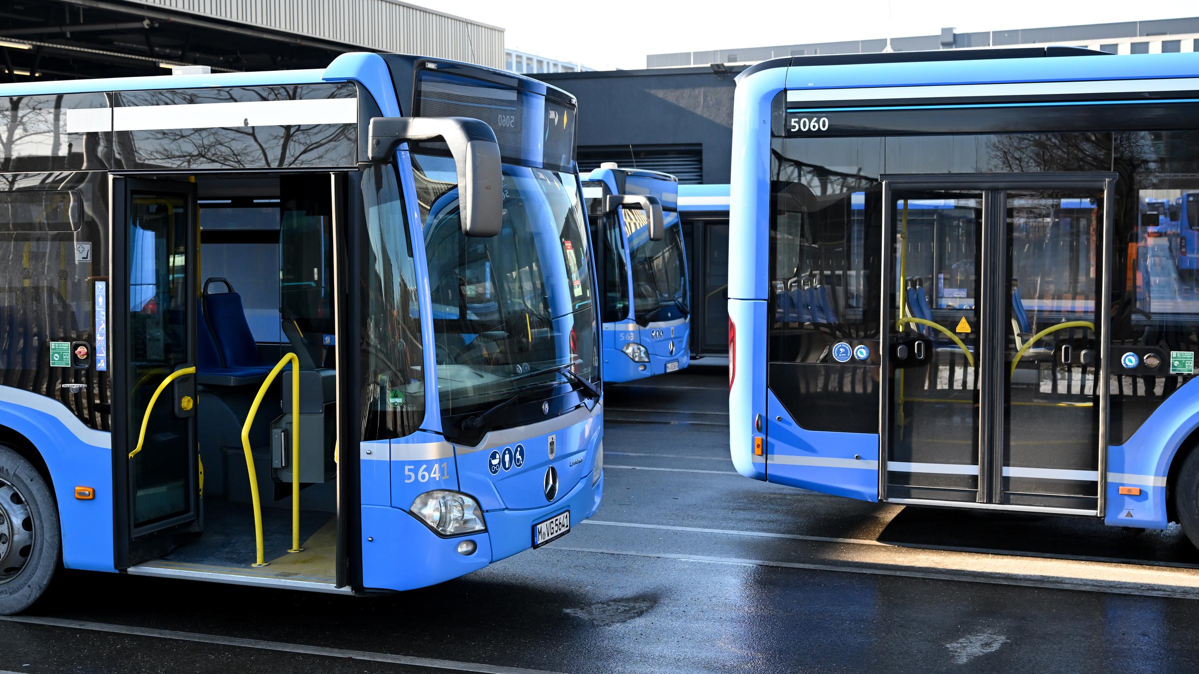 Busse der Münchner Verkehrsgesellschaft (MVG) stehen in einem Betriebshof am 30.01.2026.