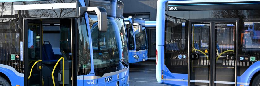 Busse der Münchner Verkehrsgesellschaft (MVG) stehen in einem Betriebshof am 30.01.2026.