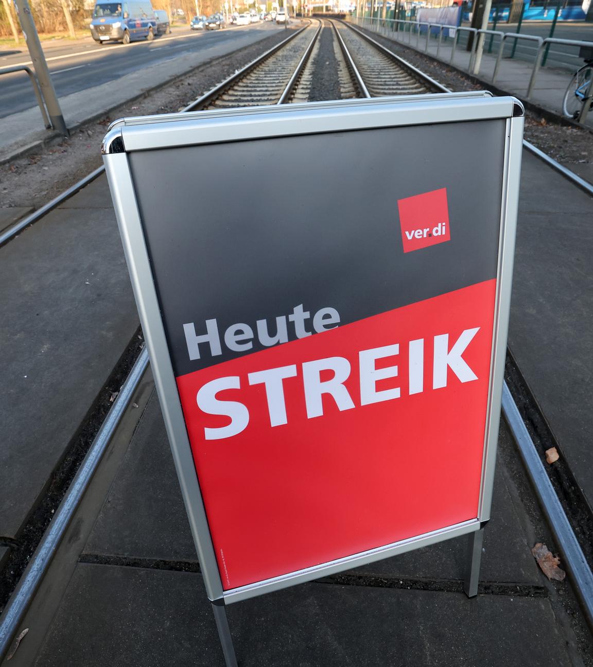Mecklenburg-Vorpommern, Rostock: Ein Schild "Heute Streik" steht auf den Gleisen vor dem Betriebshof der Rostocker Straßenbahn AG RSAG.