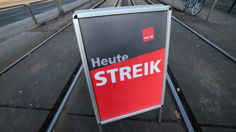 Mecklenburg-Vorpommern, Rostock: Ein Schild "Heute Streik" steht auf den Gleisen vor dem Betriebshof der Rostocker Straßenbahn AG RSAG.