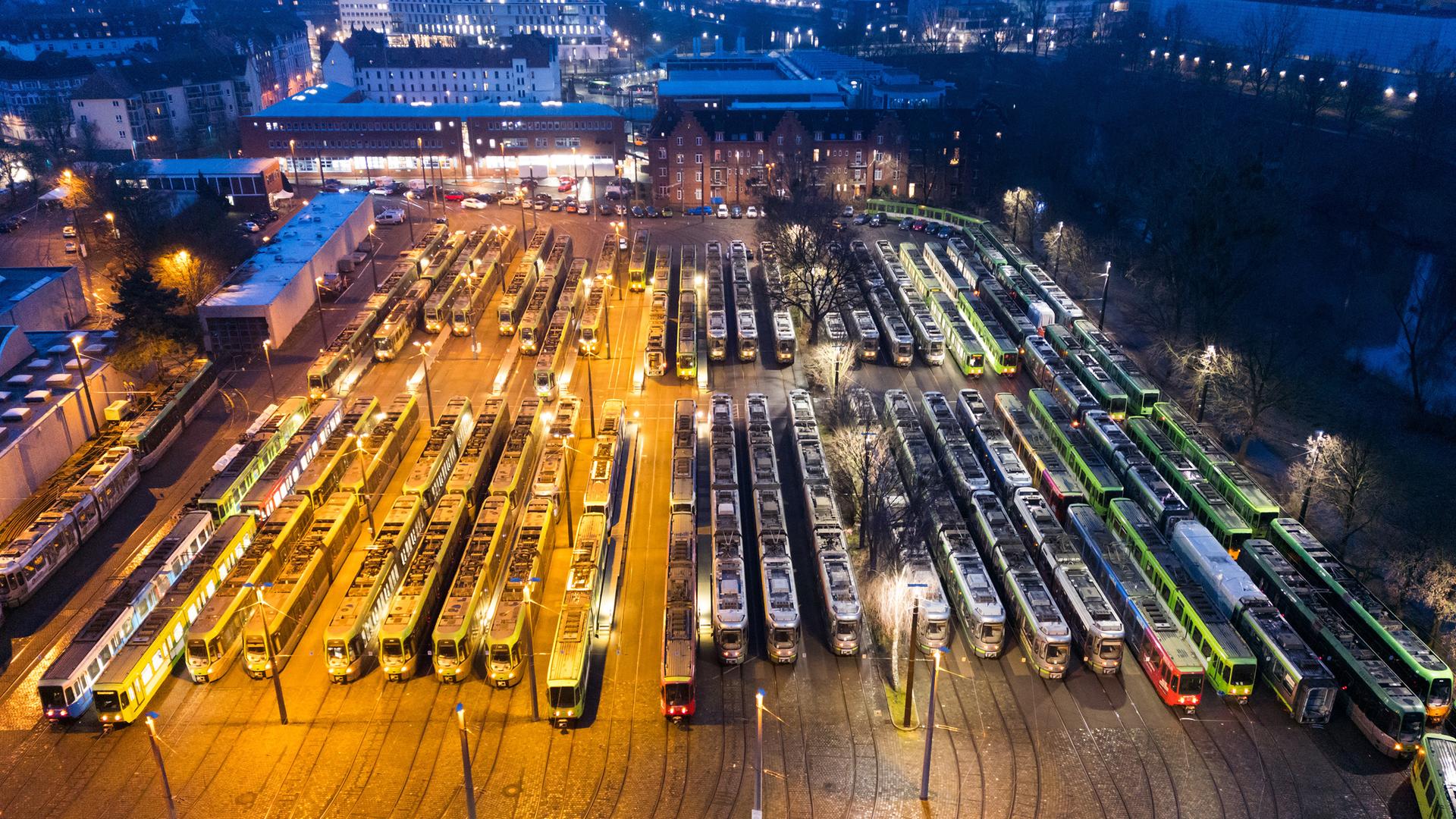 S-Bahnen stehen während des Warnstreiks im öffentlichen Dienst im Betriebshof Glocksee in Hannover.