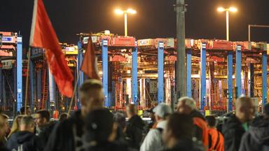 Mitarbeiter stehen im Rahmen eines Warnstreiks am Containerterminal Burchardkai (CTB).