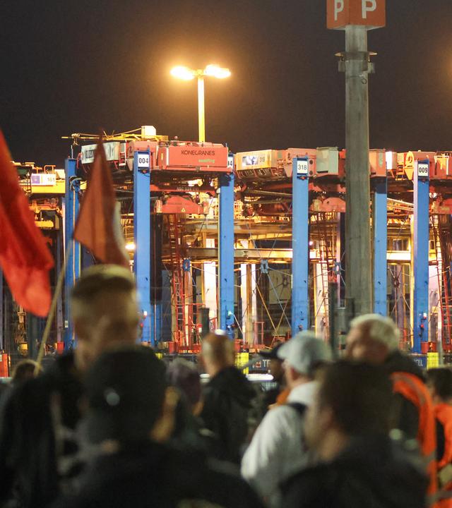 Mitarbeiter stehen im Rahmen eines Warnstreiks am Containerterminal Burchardkai (CTB).
