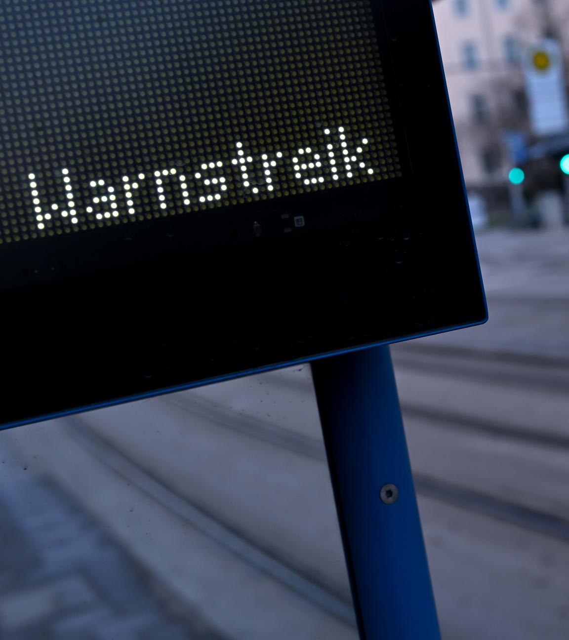 Warnstreik steht auf einer Anzeigetafel an einer Bus- und Tramhaltestelle. 