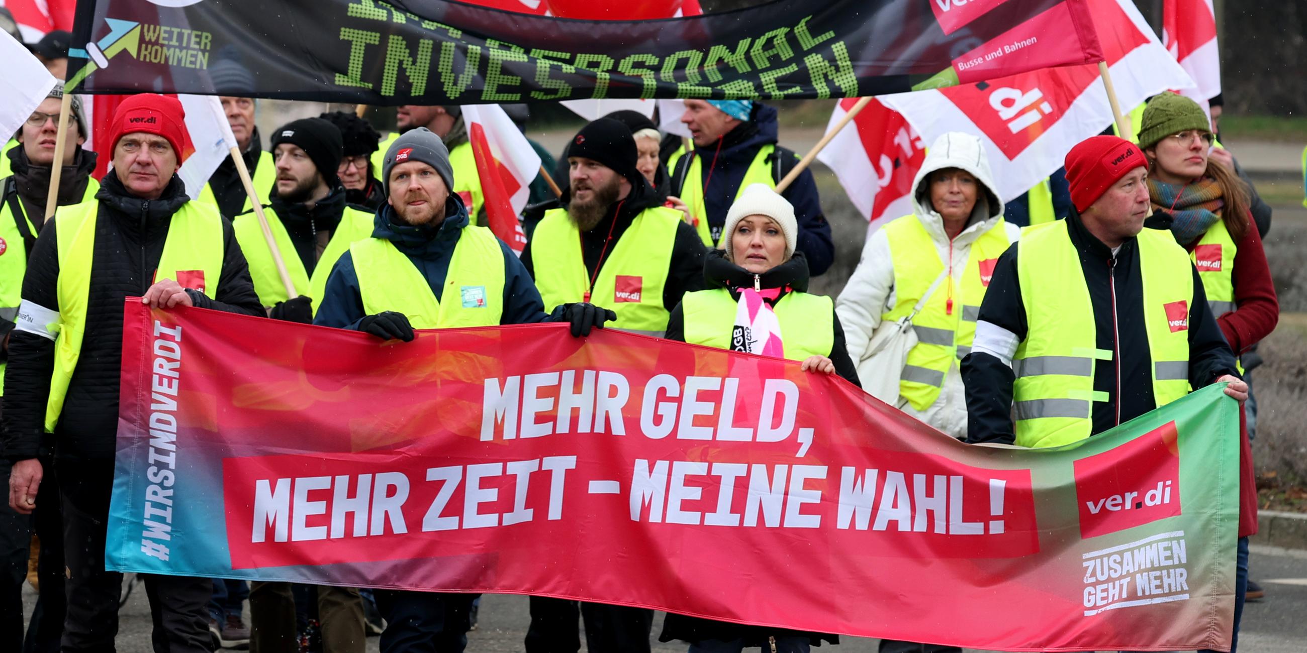 Demonstrierende mit Verdi Flaggen und Bannern
