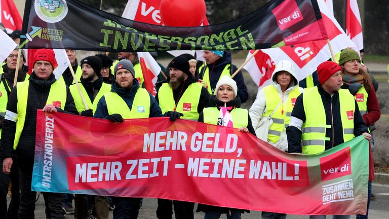 Demonstrierende mit Verdi Flaggen und Bannern