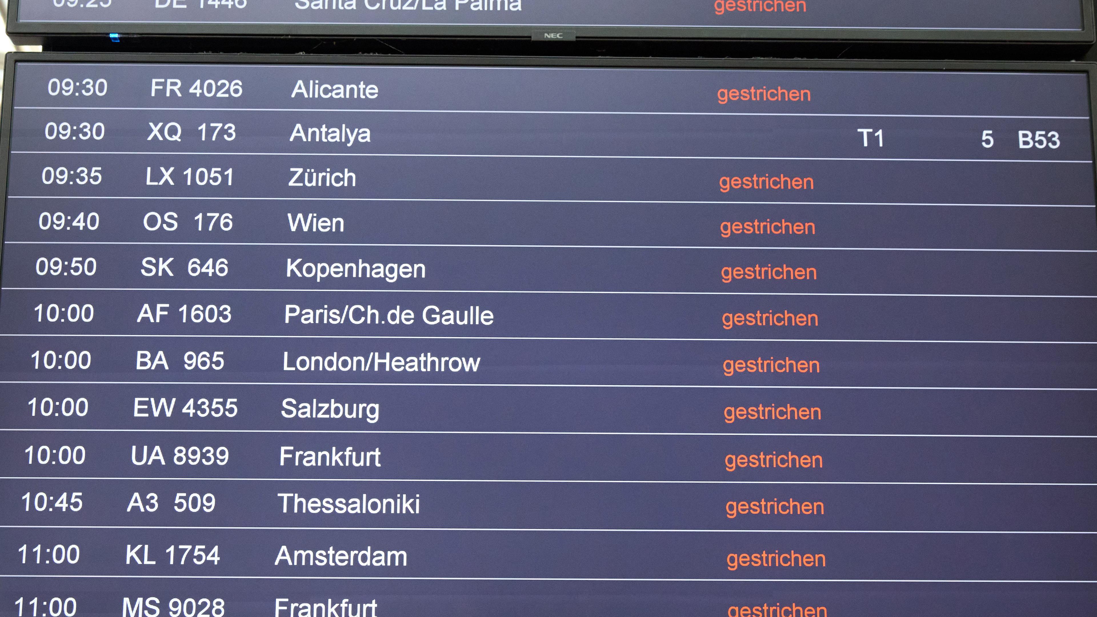 Hamburg: Flugausfälle sind auf Anzeigetafeln im Flughafen Hamburg angeschlagen. Wegen eines schon heute beginnenden Warnstreiks fallen alle weiteren Flüge am Hamburger Flughafen aus.
