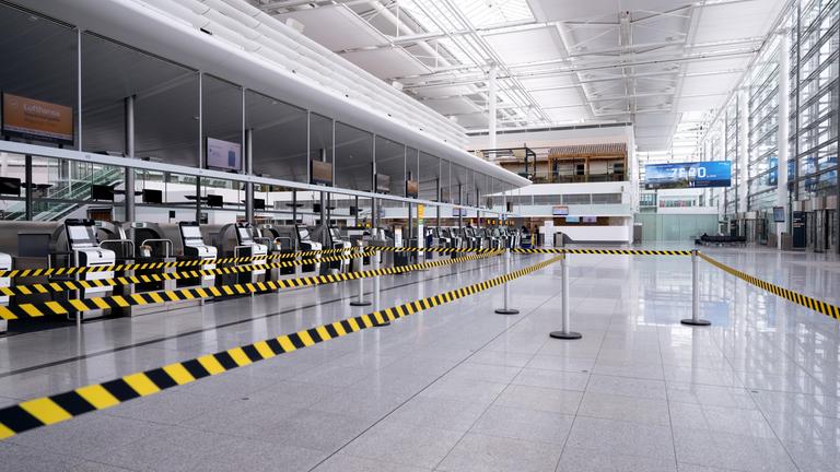 Bayern, München: Leere Check-In-Schalter der Lufthansa sind am Flughafen München zu sehen.