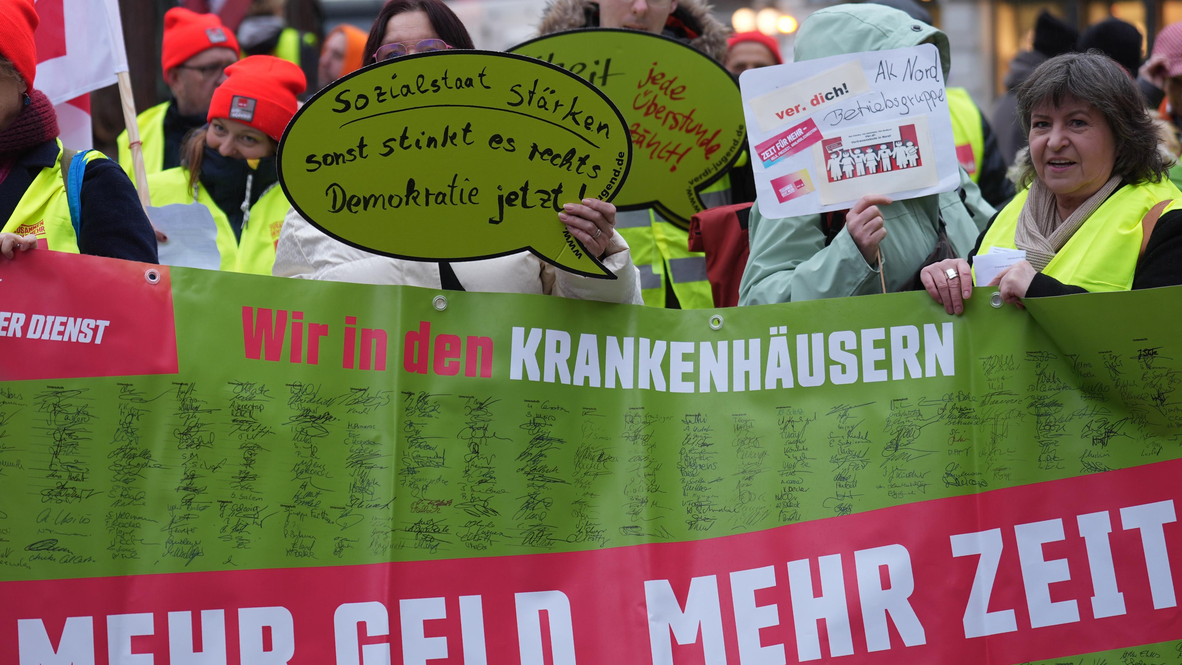 Symbolbild: Teilnehmerinnen und Teilnehmer bei einer Kundgebung der Gewerkschaft Verdi 