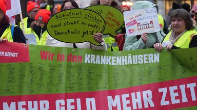Symbolbild: Teilnehmerinnen und Teilnehmer bei einer Kundgebung der Gewerkschaft Verdi 